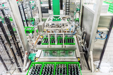 Abb. 1: „Übersee“ bedeutet das Umpacken vom Standardgebinde in die Versandverpackung. Bei Weihenstephan sind das Kartons mit Einzelflaschen oder Baskets.