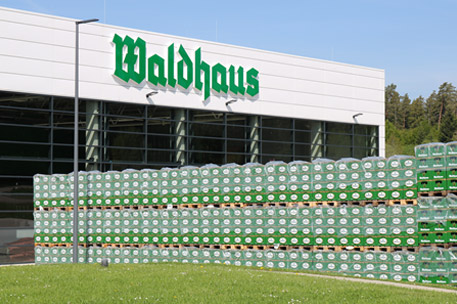 Abb. 1: „Übersee“ bedeutet das Umpacken vom Standardgebinde in die Versandverpackung. Bei Weihenstephan sind das Kartons mit Einzelflaschen oder Baskets.