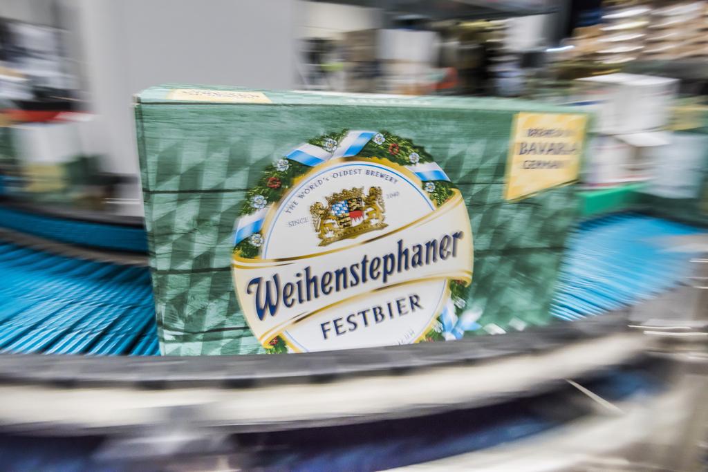 Abb. 1: „Übersee“ bedeutet das Umpacken vom Standardgebinde in die Versandverpackung. Bei Weihenstephan sind das Kartons mit Einzelflaschen oder Baskets.