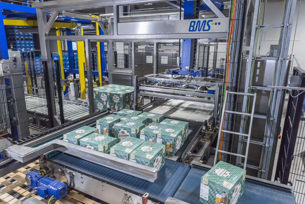 The repacking plant achieves an output of 20,000 bottles per hour with the 20-bottle crates and 22,000 bottles per hour with the 24-bottle crate. With the programme 20-bottle crate to 12-bottle crate 10,000 bottles are handled per hour.